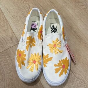 🆕 Women’s Vans Slip-On Check Floral White
Orange Skate Shoes. Size 10.5